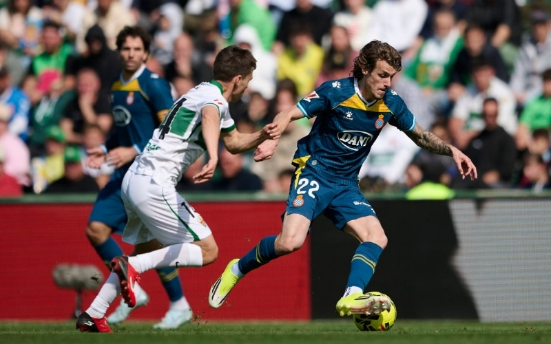 Elche 2-2 Espanyol Espanyol đánh rơi chiến thắng sau thẻ đỏ.