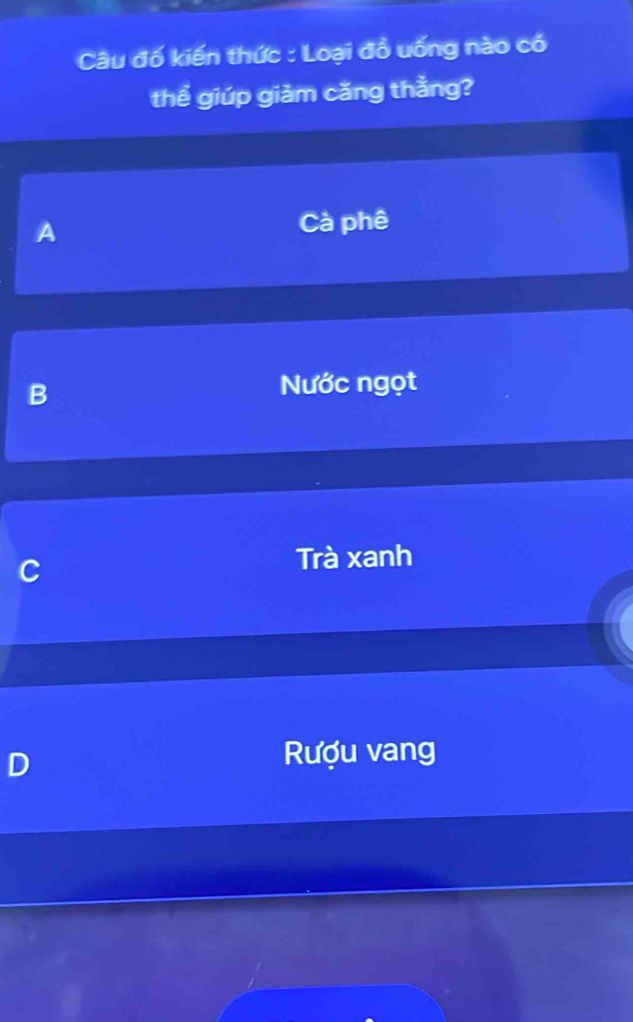 Câu đố kiến thức về loại đồ uống giúp giảm căng thẳng với 4 phương án: cà phê, nước ngọt, trà xanh, rượu vang